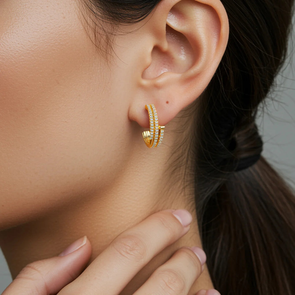 Brinco Prego Torcido Cravejado Zircônias Banhado a Ouro 18K