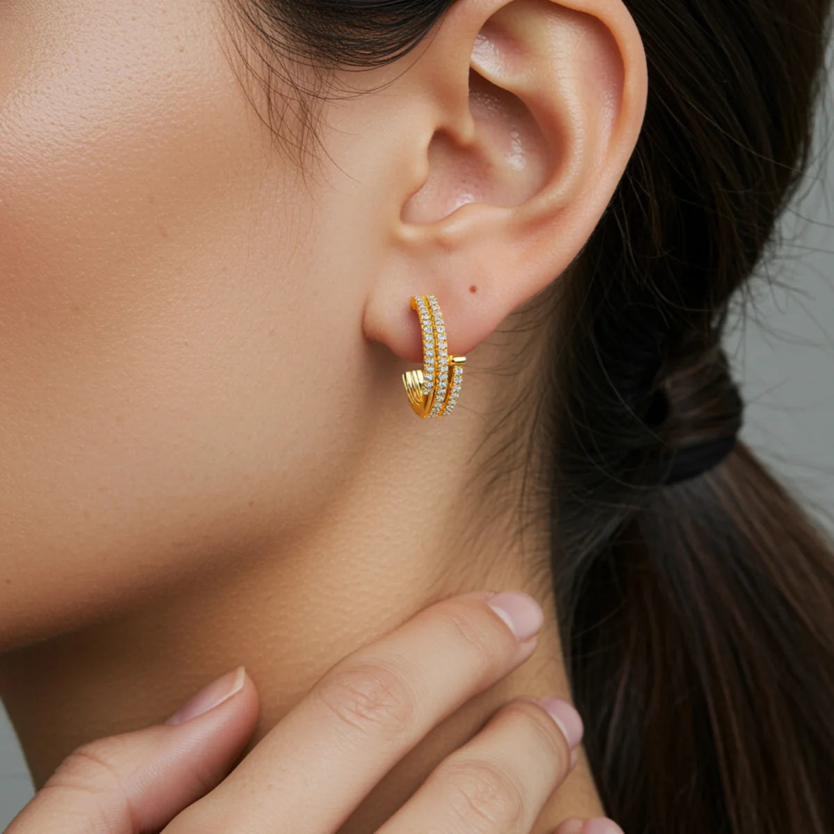 Brinco Prego Torcido Cravejado Zircônias Banhado a Ouro 18K