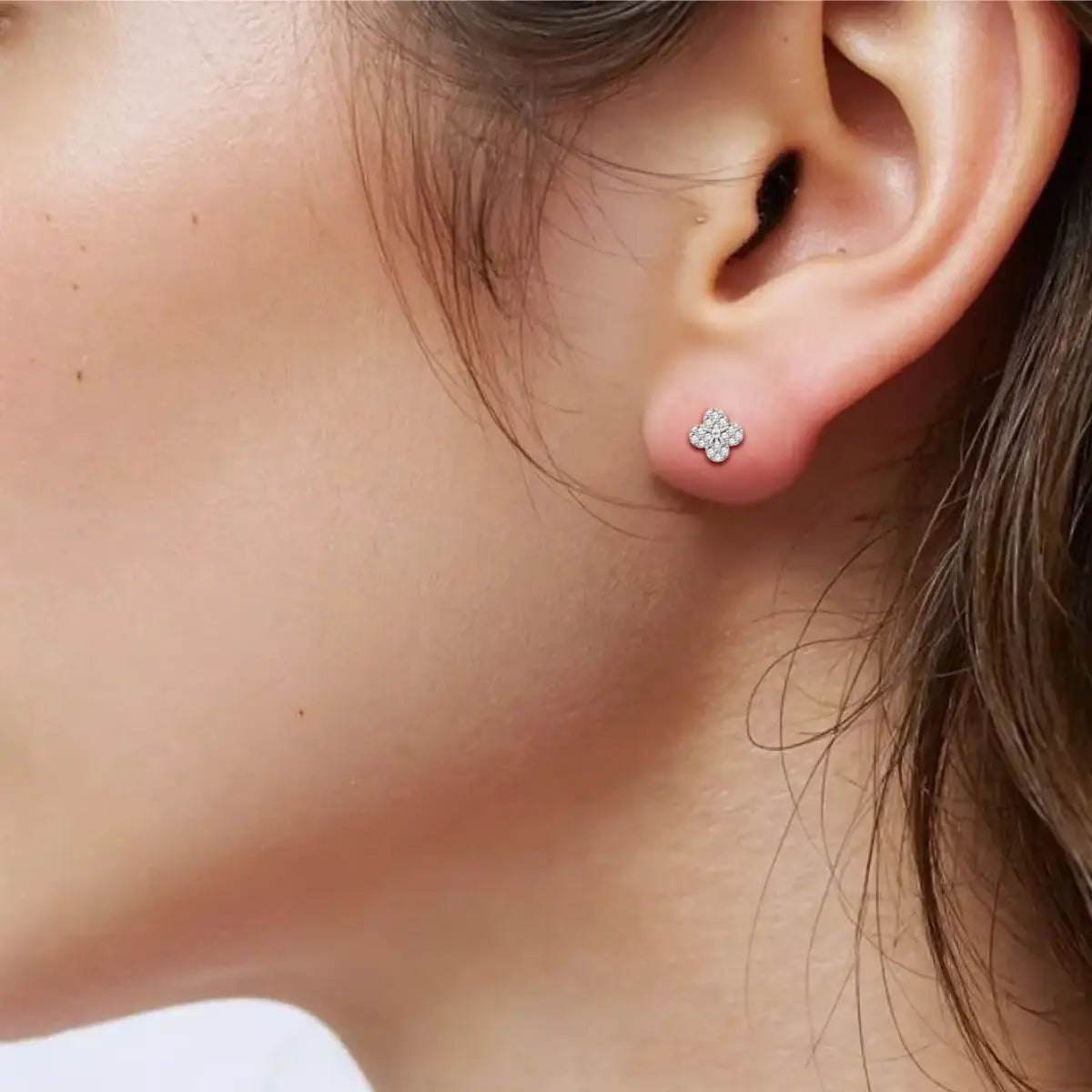 Brinco Trevo com Zircônias Cravejadas Pequeno em Prata 925