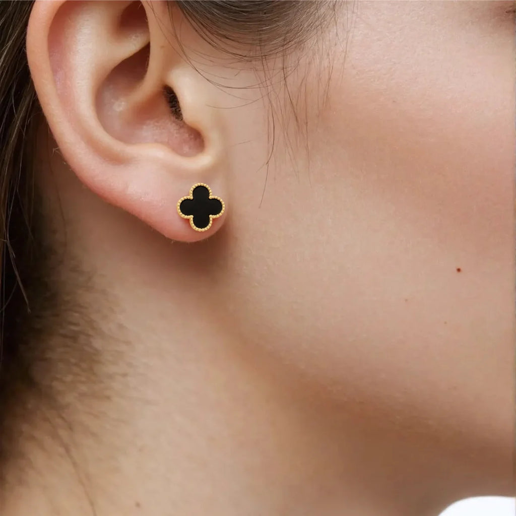 Brinco Trevo de Quatro Folhas Ônix Liso Banhado a Ouro 18K