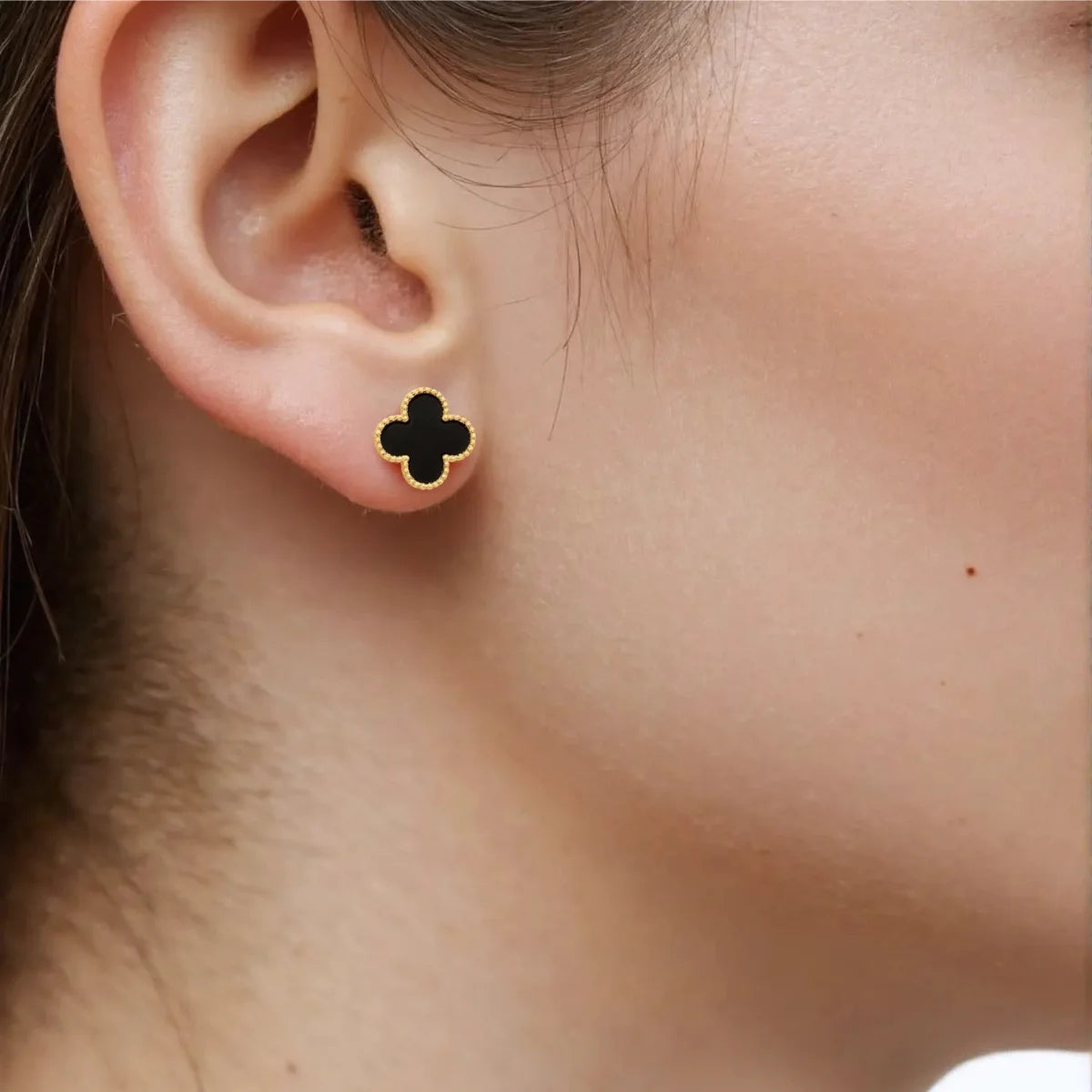 Brinco Trevo de Quatro Folhas Ônix Liso Banhado a Ouro 18K