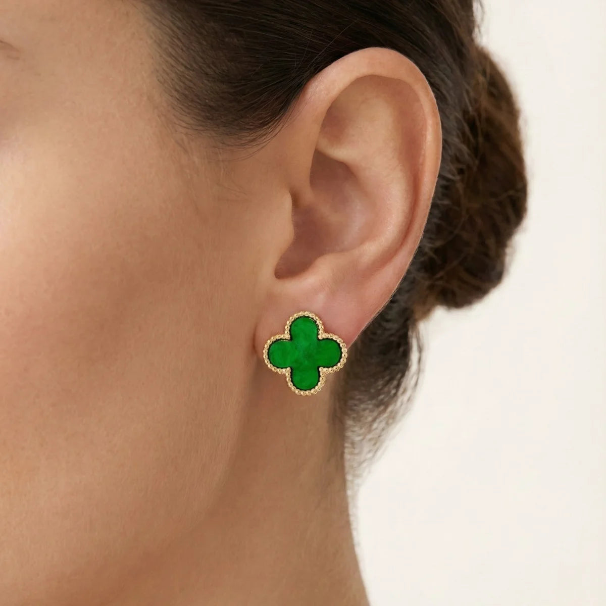 Brinco Trevo de Quatro Folhas Verde Liso Banhado a Ouro 18K