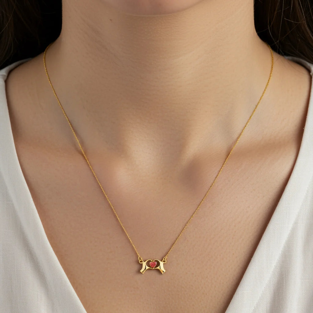 Colar Mãos Coração Vermelho Moderno Banhado a Ouro 18K