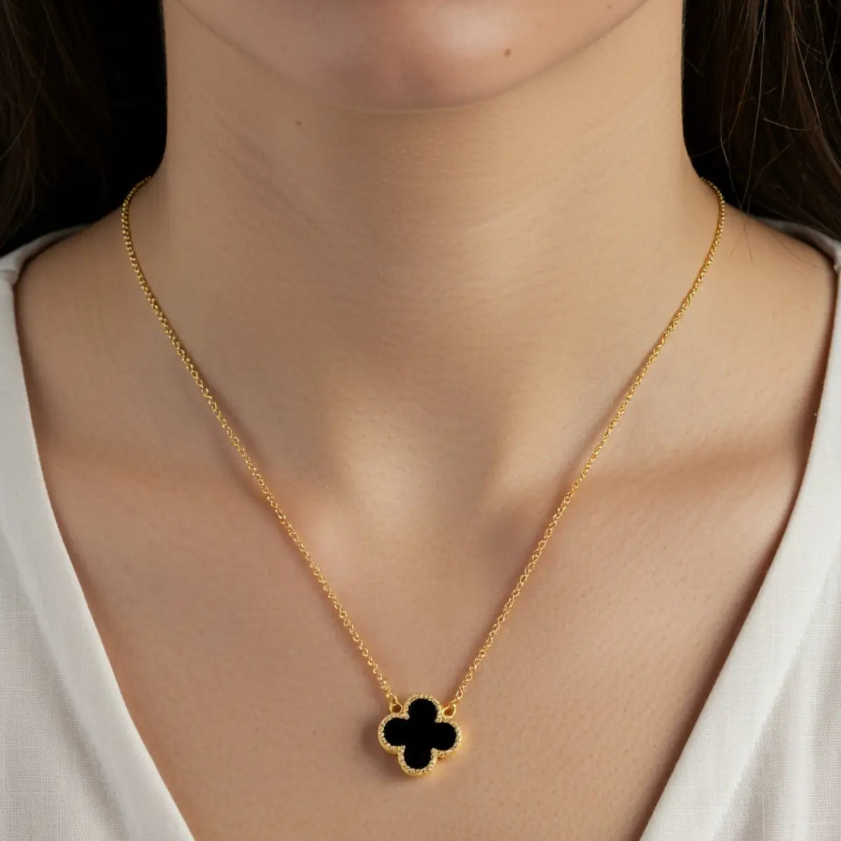 Colar Trevo de Quatro Folhas Ônix Banhada a Ouro 18K