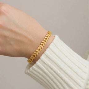 Pulseira Setas Detalhadas Delicadas Banhada a Ouro 18K