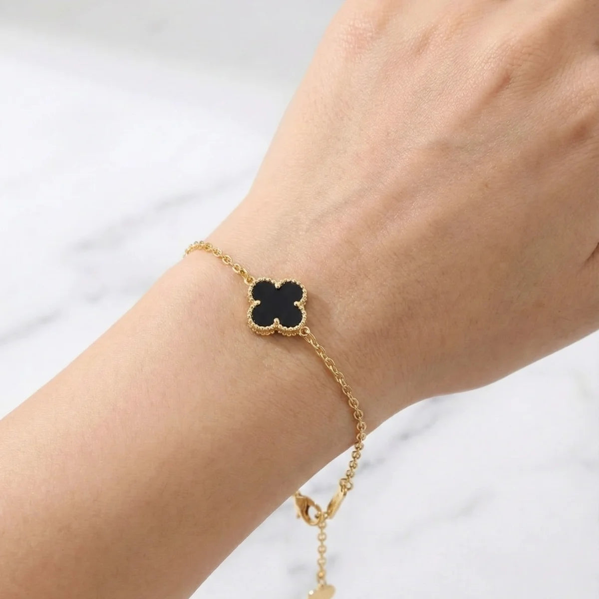 Pulseira Trevo de Quatro Folhas Ônix Banhada a Ouro 18K