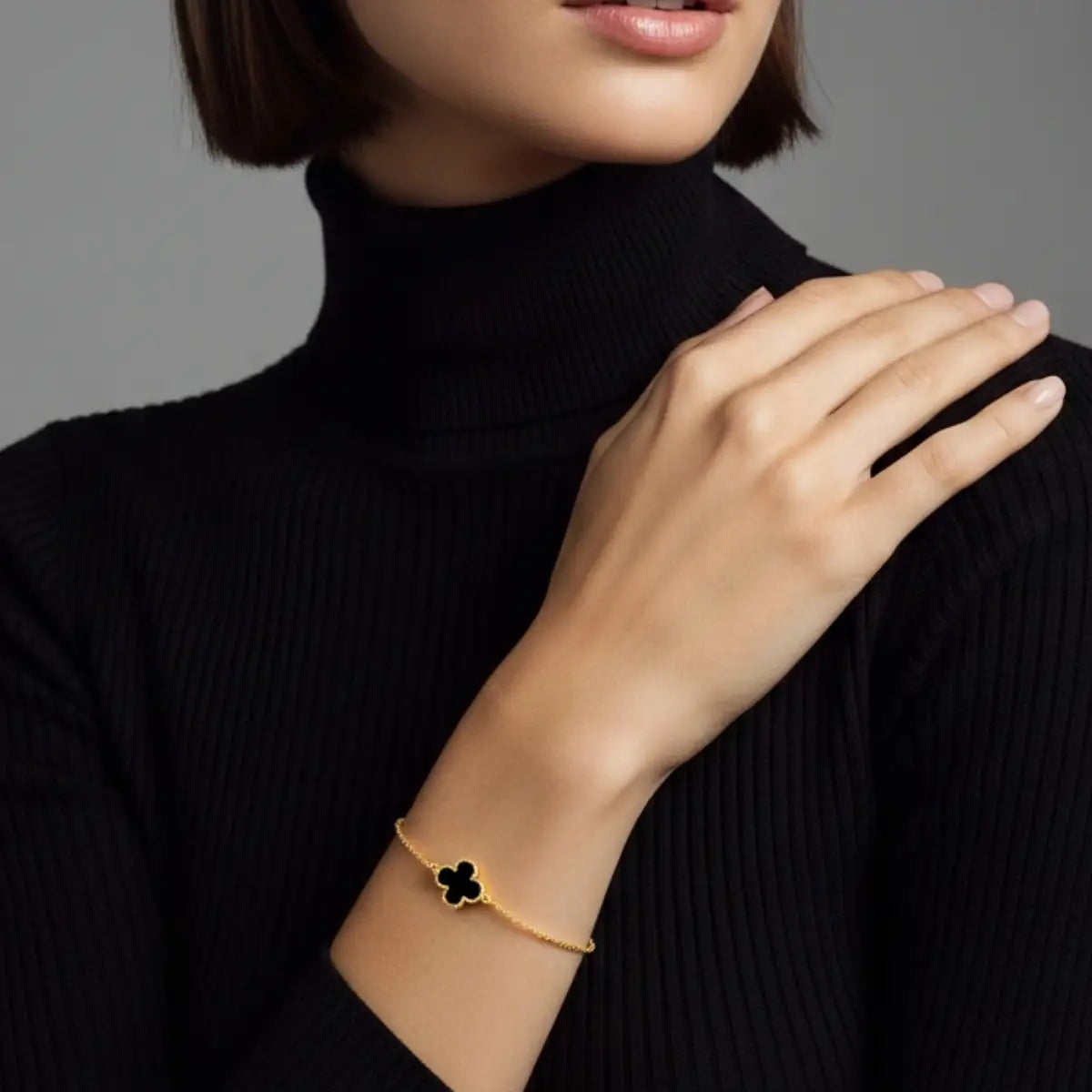 Pulseira Trevo de Quatro Folhas Singular Ônix Banhada a Ouro 18K