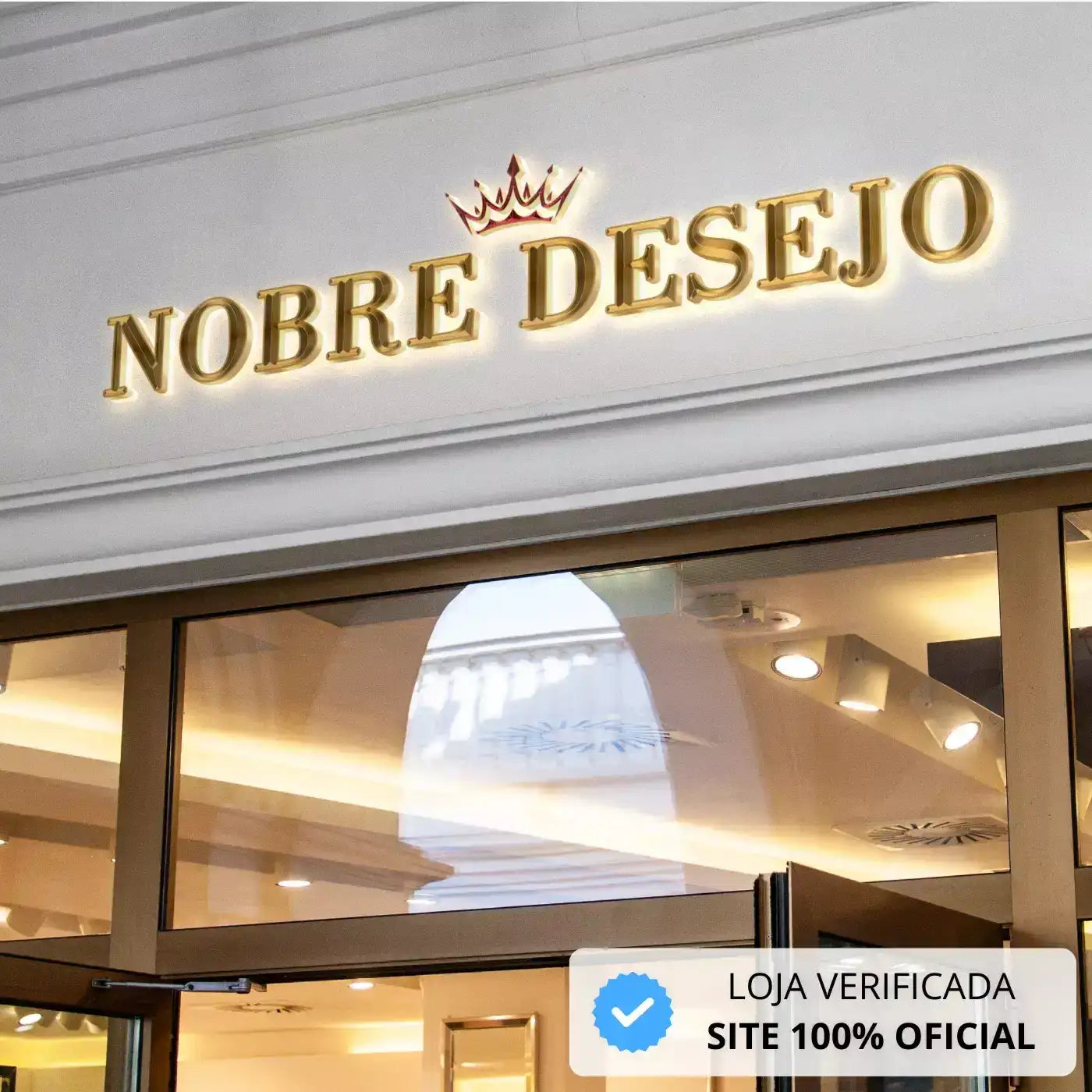 Fachada de loja com letreiros em ouro.